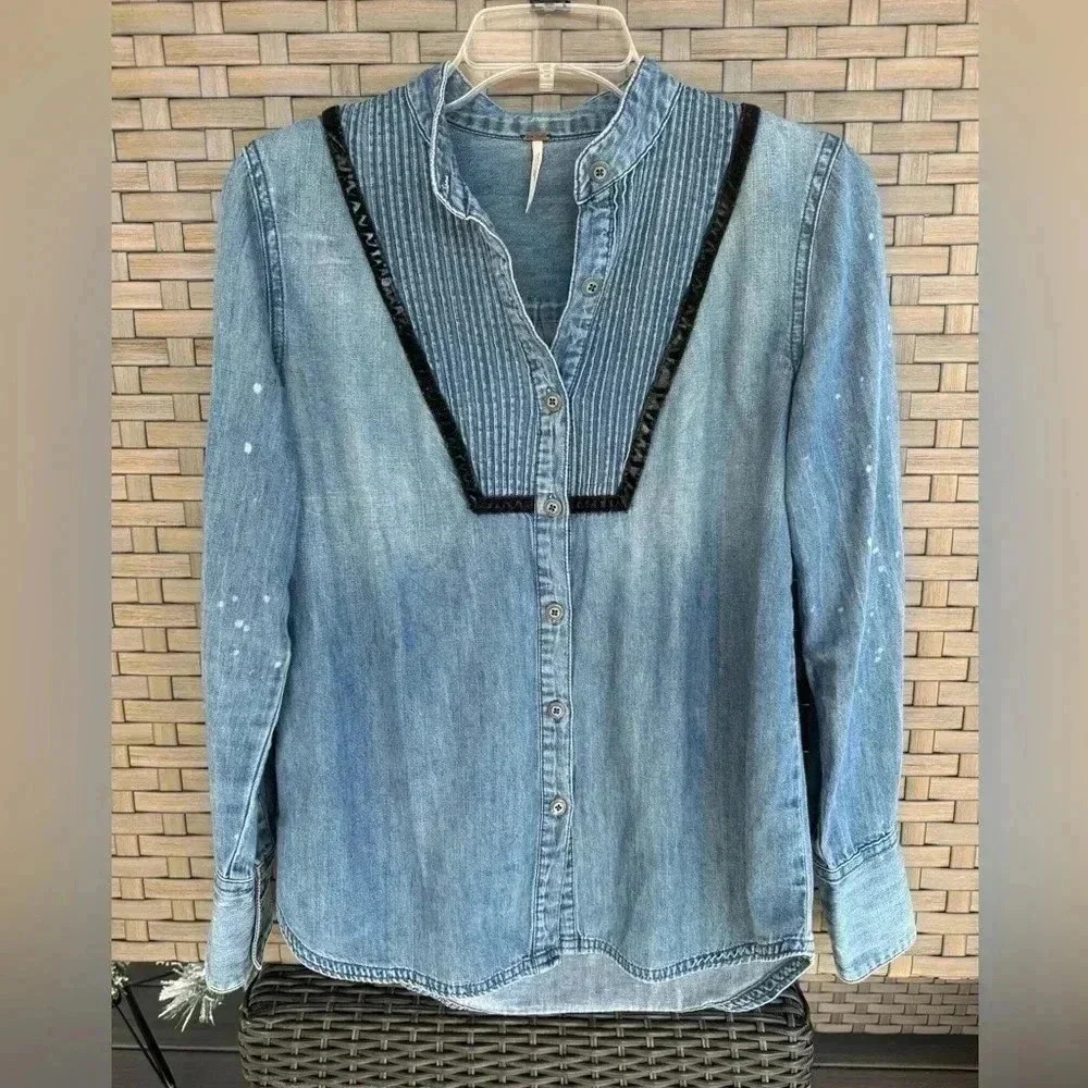 Free People Women’s Light Washed Denim Long Distressed Sleeve Button Down XS
